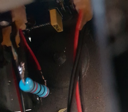 Résistance connectée au canal d'ampli