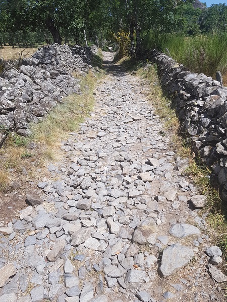 Un chemin de cailloux qui roulent à chaque pas