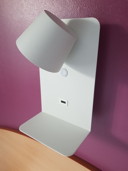 Une lampe de chevet avec prise USB pour la recharge du téléphone