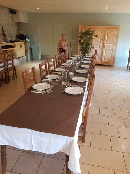 Une tâble d'hôtes chez un hébergeur