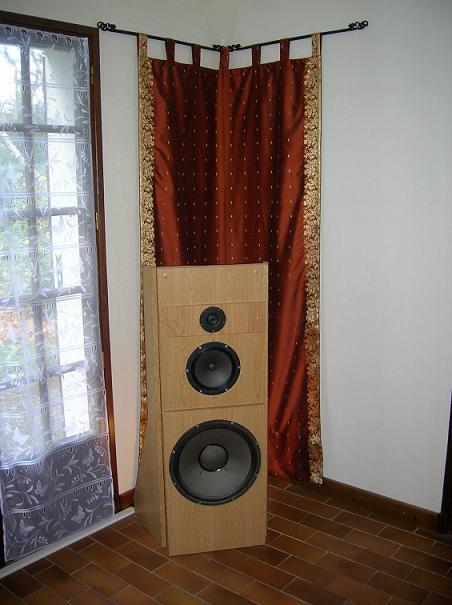 Traitement acoustique derrière un baffle plan