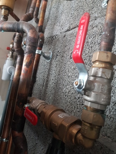 Les deux robinets à ouvrir pour faire un appoint d'eau